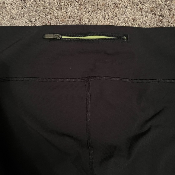 Under armour Heat Gear Compression Black Capris with mesh & reflectors - Picture 4 of 8